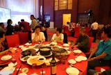 Họp lớp sau 15 năm, 5 người thu nhập "khủng" được xếp ngồi riêng, đến lúc thanh toán lớp trưởng hỏi “Các ông chủ bao cả nhóm nhé?" thì không ai lên tiếng