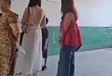 Trang phục "khoét ngực lộ lưng" của hai bà mẹ trong buổi họp phụ huynh khiến nhiều người "đỏ mặt" thốt lên: “Đây không phải buổi đi xem mắt!”