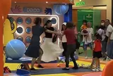 Hai đứa trẻ 5 tuổi tranh giành 1 quả bóng, người lớn lại... lao vào đánh nhau: Hậu quả sau đó khiến ai cũng ngao ngán