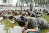 Đi làm tại quán trà sữa, nhân viên mới được huấn luyện kiểu quân đội: Phải nộp điện thoại, gấp chăn vuông vức và ăn dưới sự giám sát