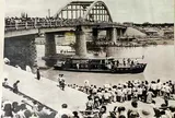 Con trai bất ngờ rơi xuống sông vì một tấm ván cầu bị sập, cha mẹ đâm đơn kiện