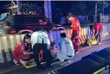 Cãi nhau trong ô tô, vợ cầm chìa khóa bỏ đi, chồng vội đuổi theo rồi gặp tai nạn nguy kịch
