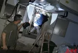 Đôi giày bỗng nóng lên khác thường, nền nhà vượt mức 60 độ C, người đàn ông gọi thợ điện kiểm tra rồi tái mặt: Con số trên hóa đơn điện hé lộ nguyên nhân
