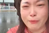 Bị chồng yêu cầu tự đi bộ đưa con đi học giữa trời mưa, người mẹ khóc lóc ầm ĩ giữa đường khiến dân mạng chia làm 2 phe