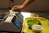 Trường đại học xem lịch sử ăn uống để tìm sinh viên khó khăn, âm thầm gửi tiền suốt 10 năm