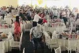 Nước ngập sâu sau 6 giờ mưa lớn, thế nhưng cảnh tượng bên trong đám cưới đặc biệt này lại khiến nhiều người xúc động