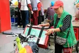 “Tôi không mang cơm thì các cụ ăn gì?”: “Bà nhặt phế liệu” tình nguyện giao cơm miễn phí cho 12 người cao tuổi suốt 3 năm trời, nghe lý do khiến ai cũng cảm động