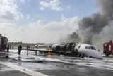 Ngọn lửa bao trùm máy bay sau cú trượt dài khỏi đường băng, 2 phi công bị cáo buộc có "cồn" trong người