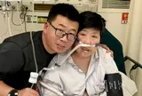 Biết thời gian bên mẹ không còn nhiều, con trai làm 1 việc này mỗi ngày để lưu giữ hình ảnh của bà khiến dân mạng nghẹn ngào