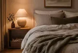 Thẩm phán nằm trên giường điều hành phiên xét xử trực tuyến gây tranh cãi