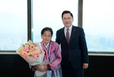 Cụ bà tròn 100 tuổi vẫn đi làm mỗi ngày, gặp khách hàng và mang hợp đồng mới về cho công ty