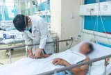 Bị rắn cắn trúng ngón tay, người đàn ông 44 tuổi nhập viện trong tình trạng nguy kịch