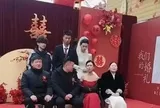 Cô dâu mặc váy trắng kín đáo, mẹ diện đầm đỏ ôm sát nổi bật đến mức nhiều người không biết ai mới là nhân vật chính