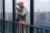 Bỏ việc tại khách sạn 5 sao, người mẹ đơn thân làm "người nhện", đu dây ngoài tòa nhà 34 tầng để kiếm tiền chữa bệnh cho con khiến ai cũng cảm động