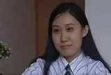 14 tuổi xuất hiện trên đài truyền hình quốc gia, nữ thần đồng sau đó bỏ học và làm mẹ đơn thân làm phục vụ với mức lương 1,6 triệu đồng