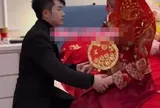 Mời cưới nhưng gần như không ai tới dự, chú rể vẫn quỳ xuống làm điều này cho cô dâu