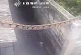 Camera ghi cảnh trăn "khổng lồ" dài hơn 6m bò từ mái nhà xuống giữa khu dân cư khiến ai cũng thót tim
