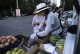 Từng là giám đốc lương cao, người phụ nữ này giờ thất nghiệp, phải đạp xe ba gác, bán hàng rong để trả nợ mua nhà