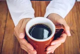 Không phải cà phê, thứ được cho vào cốc mỗi ngày mới khiến 4 bác sĩ lo ngại, cùng lên tiếng cảnh báo