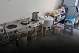 Ba nhân viên nhà hàng đang chuẩn bị đồ ăn thì bất ngờ ngã quỵ trong căn bếp đóng kín, đồng nghiệp chạy vào rồi chứng kiến cảnh tượng đáng sợ