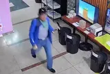 Người đàn ông buộc dao vào 2 tay rồi tấn công loạn xạ giữa siêu thị khiến nhiều người bị thương, gây nên cảnh tượng hỗn loạn