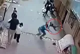 Clip: Phản ứng "thần tốc" của người đàn ông khi thấy bé trai rơi xuống từ tầng 2 khiến nhiều người thán phục