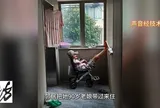 Con gái khóa cửa không cho mẹ già 90 tuổi vào nhà, bỏ mặc bà ngủ ngoài hành lang suốt 10 tháng trời: Hé lộ nguyên nhân phía sau