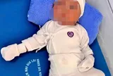 Bé trai sơ sinh nặng 3,3 kg, chưa cắt dây rốn bị bỏ trong túi nilon trước cổng tịnh xá: Camera ghi lại hình ảnh một người đàn ông