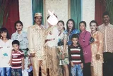 Cô bé 9 tuổi đứng cạnh chú rể trong đám cưới, không ngờ 10 năm sau họ lại thành vợ chồng