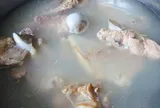 Nước ninh xương cứ đục, nhiều bọt: Có những việc tưởng đúng hóa ra lại sai
