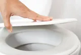 Trước khi nhấn nút xả bồn cầu, có một việc chỉ mất vài giây nhưng nhiều người thường bỏ qua