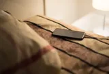 Sạc điện thoại khi ngủ, không để trên giường thì đặt ở đâu?
