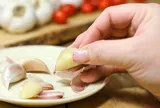 Bóc cả bát tỏi không cần ngồi cặm cụi cả buổi, thử 4 mẹo này vỏ bong nhanh, tay đỡ ám mùi