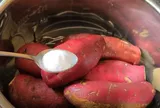 Luộc khoai lang đừng cho đường, thêm chút này vào nồi rồi làm thêm 1 bước, khoai bở bùi, thơm ngọt
