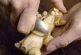 Gọt vỏ gừng đừng dùng dao, lấy thứ nhà nào cũng có này cạo vài đường, vỏ sạch nhanh mà không phí thịt