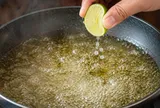 Vì sao nhiều người nhỏ vài giọt chanh vào dầu trước khi chiên? Hóa ra không phải để tạo vị chua