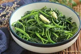 Loại rau trồng một lần thu nhiều đợt, xưa quê nào cũng có, còn hái cho lợn ăn, nay lên bàn ăn nhà hàng
