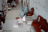 Bé gái đang ngồi xem tivi thì bất ngờ chạy lên ghế khóc lớn, xem camera mới thấy cảnh thót tim