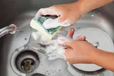 Rửa bát tưởng đơn giản nhưng không phải ai cũng làm đúng: 4 sai lầm nhiều gia đình mắc phải, tưởng sạch hóa ra đang nuôi vi khuẩn