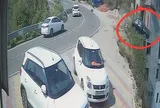 Clip: Xe mất lái lao xuống vực, bốc cháy dữ dội sau tiếng nổ lớn, 2 người thiệt mạng
