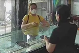 Clip người phụ nữ áo vàng cướp giật ở tiệm vàng rồi bỏ chạy, bà chủ nhảy qua cửa kính, đuổi theo nhưng không kịp