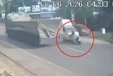 Kinh hãi khoảnh khắc xe máy đâm trực diện xe tải, người đàn ông 60 tuổi thiệt mạng, 3 người khác bị thương