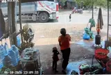 Bé trai 3 tuổi chạy qua đường, bị xe tải cán tử vong: Camera ghi lại khoảnh khắc đau lòng