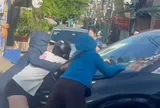 Vụ 3 người phụ nữ nằm trên nắp capo ô tô đang chạy trên đường phố Hà Nội, nghi "đánh ghen": Camera ghi gì?
