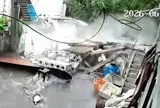 Nhà vệ sinh bất ngờ đổ sập, người phụ nữ bước ra từ đống đổ nát khiến ai cũng bàng hoàng