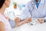 Điều kiện hưởng 100% chi phí KCB đối với người tham gia BHYT 5 năm liên tục là gì?