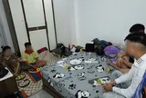 Bắt quả tang 1 "hot girl" cùng 3 gã đàn ông "làm chuyện mờ ám" trong phòng ngủ