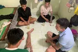 4 gã đàn ông làm "chuyện động trời" trong phòng trọ, cất giấu thứ "đáng sợ" trong nhà vệ sinh