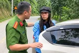 Trốn cai nghiện, người đàn ông đội tóc giả lái ô tô bỏ chạy suốt 10km vẫn không thoát