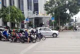 Lỡ dừng quá vạch đèn đỏ có bị phạt không? Quy định mới nhất năm 2026